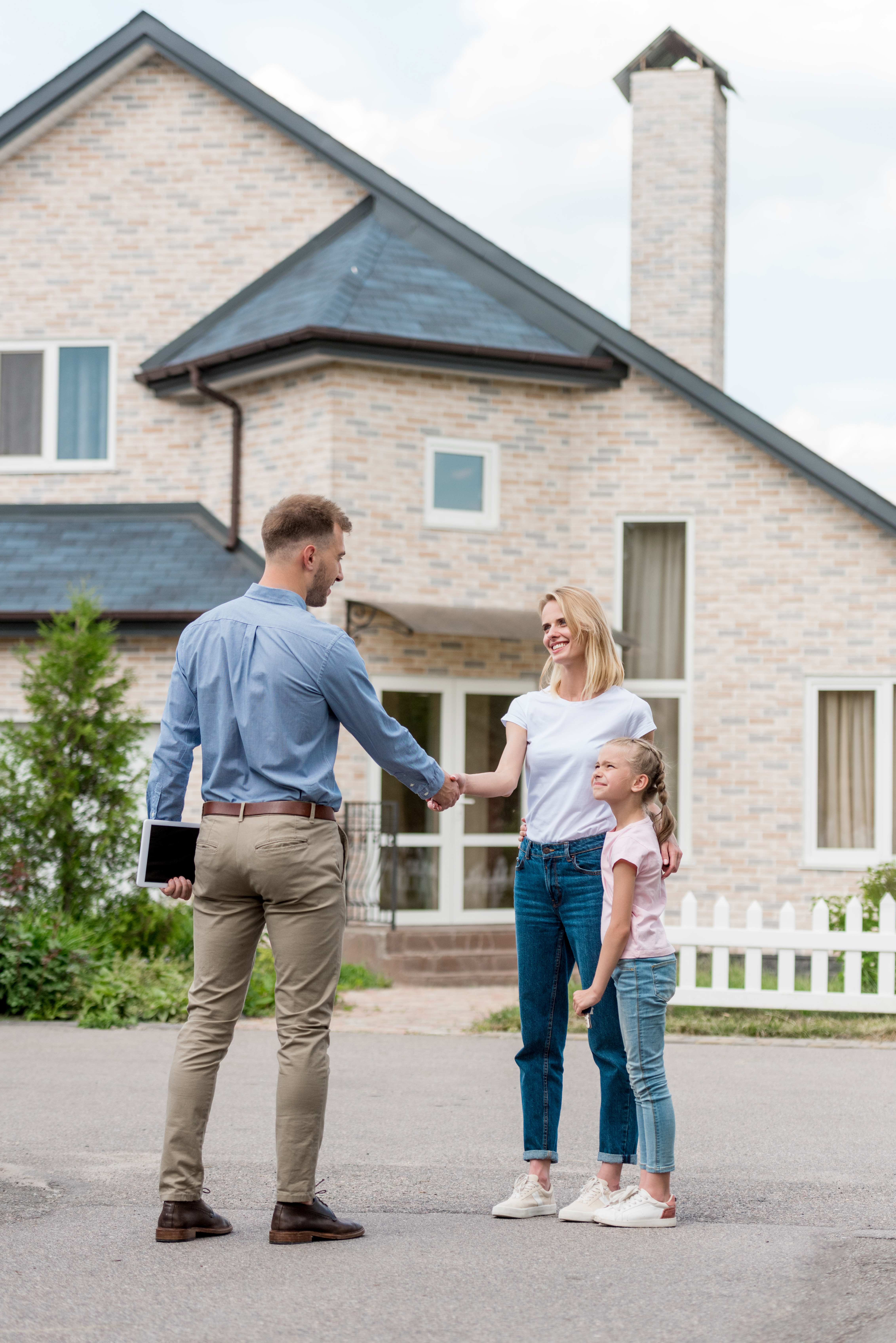 Realtor with digital tablet shaking hand of woman 2024 11 19 01 56 24 utc